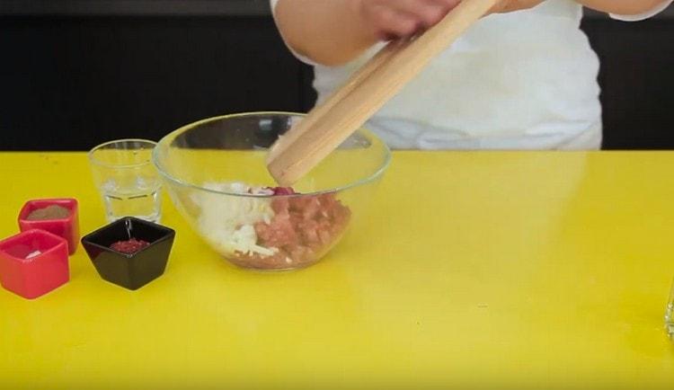 Moler la cebolla y agregarla a la carne picada.