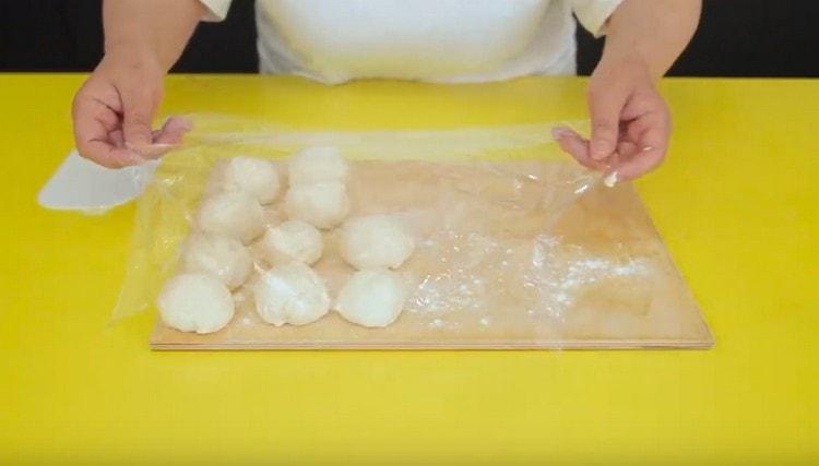 Divide the dough into 10 pieces.