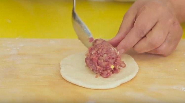 Roll each piece into a cake and put the minced meat on it.