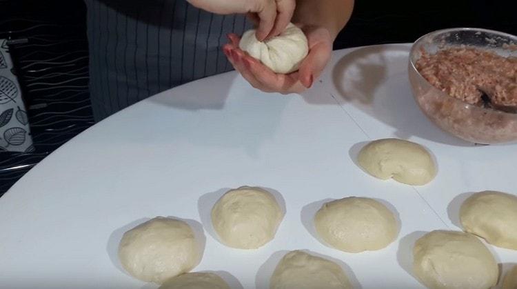 Recogemos la masa con una bolsa alrededor del relleno, pellizca.