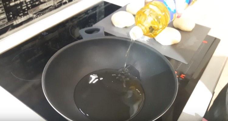 We heat the vegetable oil in a pan.