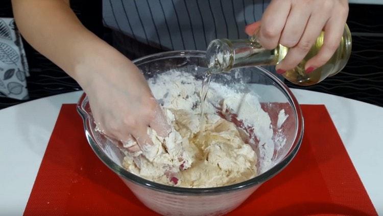 We introduce vegetable oil into the dough.