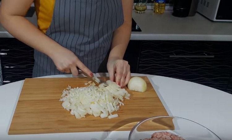 Finely chop the onion for the minced meat.