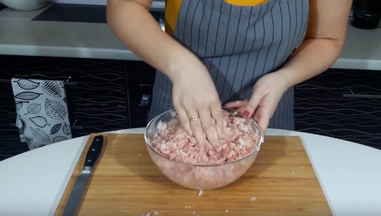 Combinez l'oignon avec la viande hachée, salez, poivrez, mélangez.