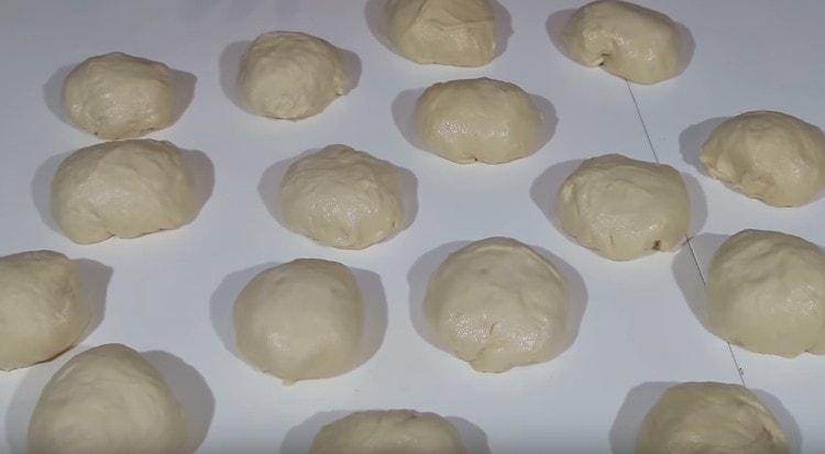 We divide the dough into portioned balls.