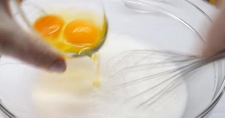 Ajoutez du sucre, du sel et des œufs aux composants liquides.
