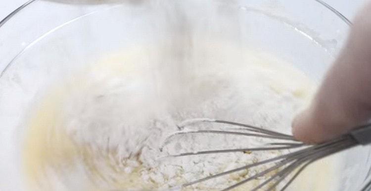 Ajouter la farine et pétrir la pâte à crêpes.
