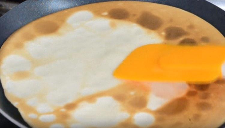 Frire les pancakes dans une poêle sèche.