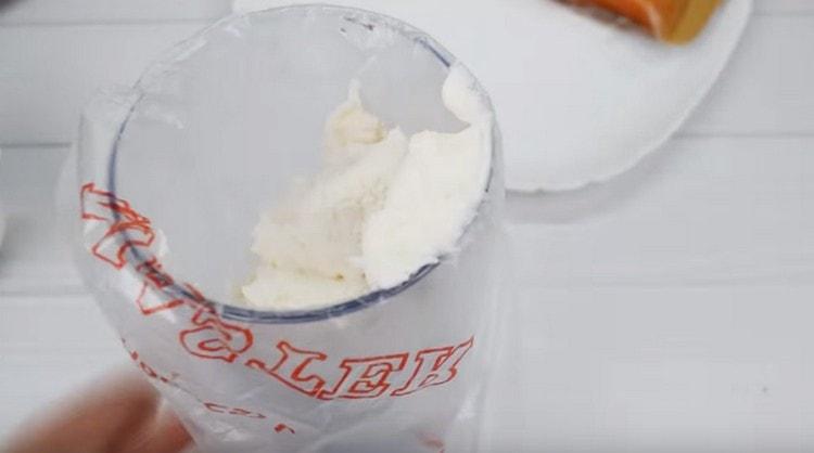 Ponga el queso crema en una bolsa de repostería.