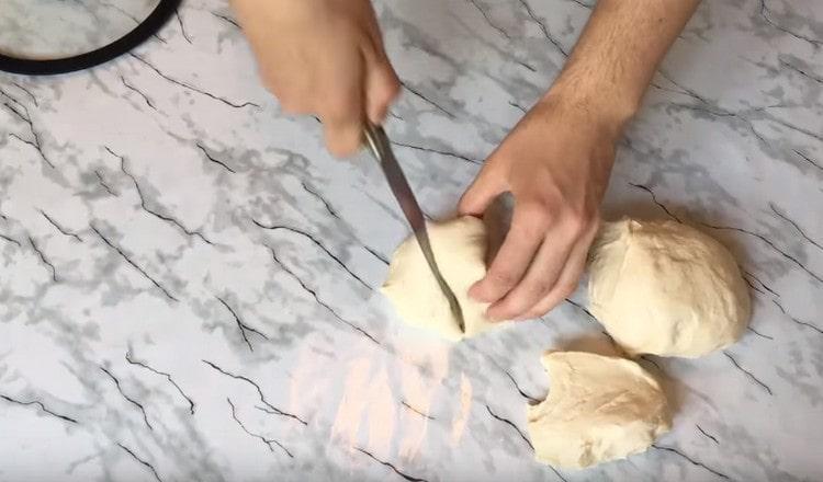 On écrase la pâte, on la divise en 6 morceaux.