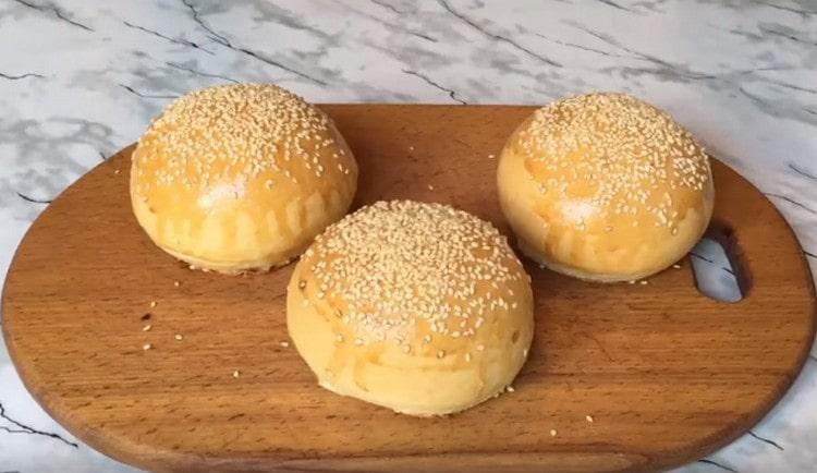 Apetitosos bollos de hamburguesa caseros están listos.