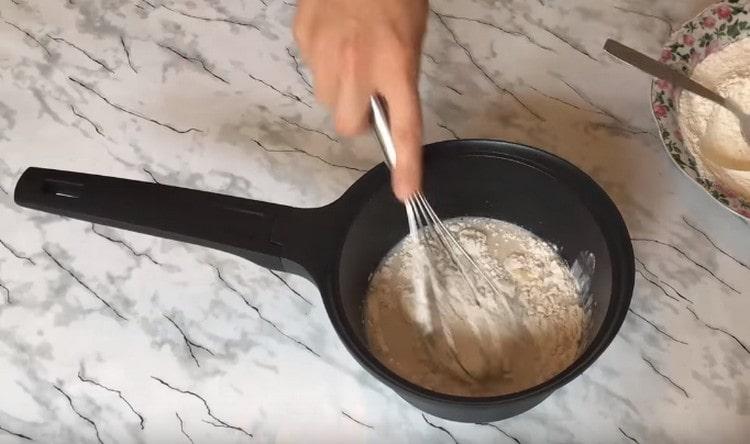 Dodajte malo brašna i ponovo promiješajte.