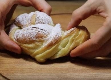 We prepare delicious buns from puff yeast dough according to a step-by-step recipe with a photo.