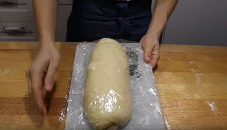 Having covered the roll from the dough with cling film, we send it for 1 hour to the refrigerator.