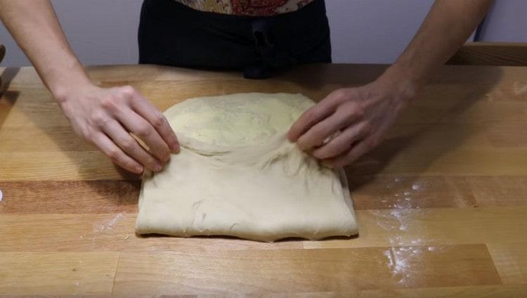 La partie libre de la pâte recouvre la moitié de la surface huilée.