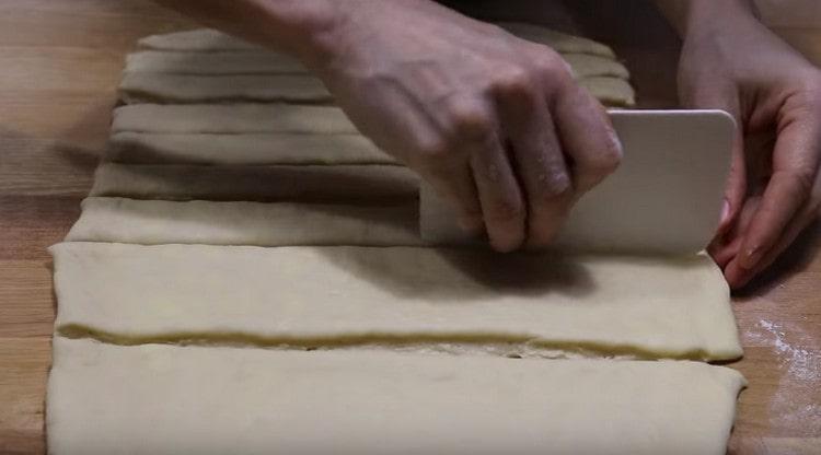 Divisez la couche de pâte obtenue en 12 bandes.