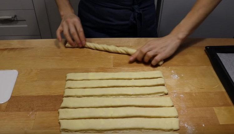 Nous tordons chaque bande de pâte en garrot.