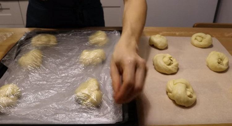 We lay out the resulting buns on a baking sheet covered with parchment and cover with a bag or film so that they fit.
