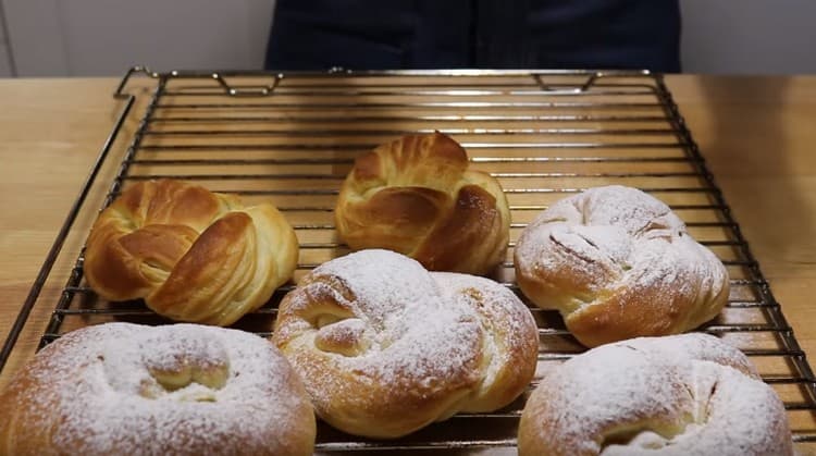 ces pains somptueux en pâte feuilletée peuvent également être saupoudrés de sucre en poudre.