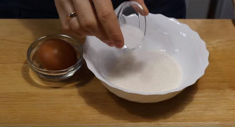 In a bowl we combine sugar with salt.