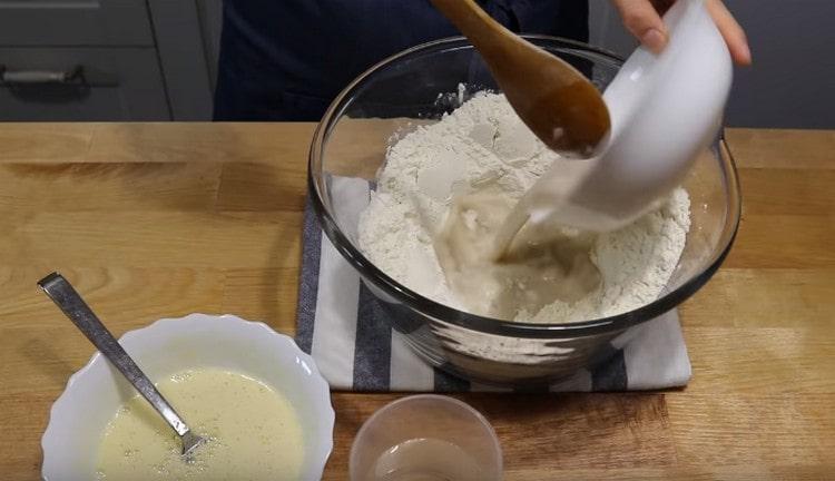 Učinivši produbljivanje u brašno, sipajte tamo smjesu kvasca.