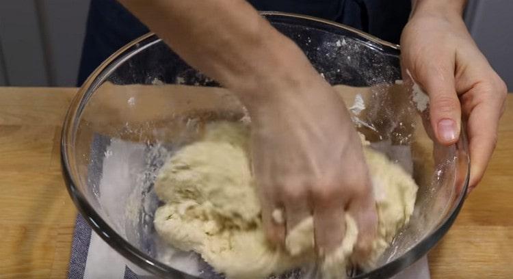 Pour préparer le khachapuri avec du fromage à pâte feuilletée, préparez les ingrédients