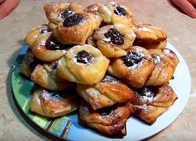 Cooking rolls of puff pastry with prescription jam with photos and videos.