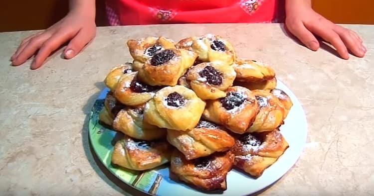 Ready buns from puff pastry with jam can be sprinkled with powdered sugar.