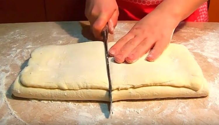 Couper la pâte feuilletée en deux.