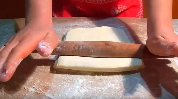 Abaisser la pâte finement.