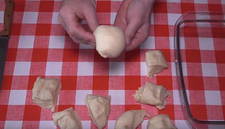 We round each piece of dough, forming a bun.