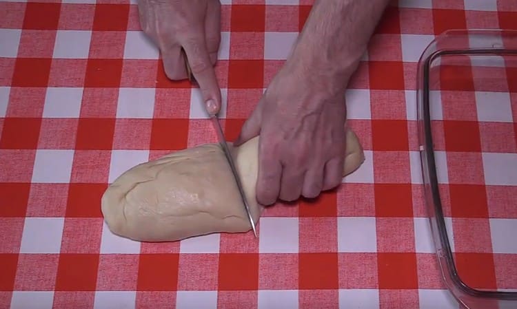 Nous formons un saucisson à partir de la pâte et le divisons en plusieurs parties.
