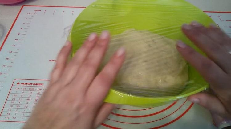 Pour faire des muffins à la rose, placez la pâte sous le film