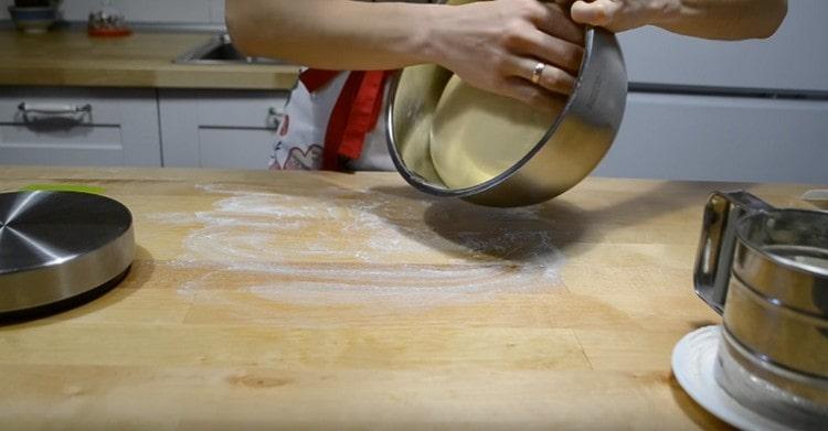 Mettez la pâte sur une table saupoudrée de farine.
