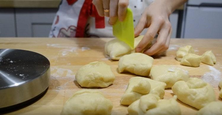 We form a roller from the dough and divide it into portioned pieces.