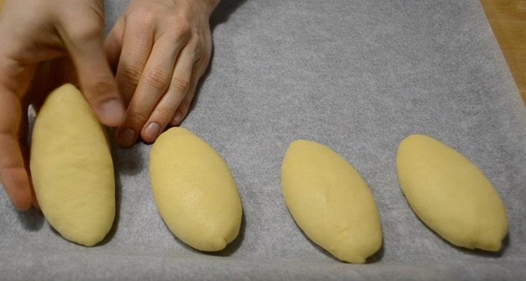 Rouleaux formés avec une couture vers le bas, déposez sur une plaque à pâtisserie recouverte de parchemin.