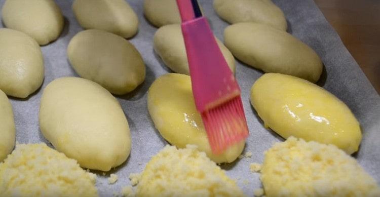 Engrasa los bollos con el huevo y espolvorea con las migajas cocidas.