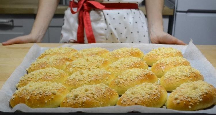 Ces petits pains avec de la confiture sont cuits pendant 20-25 minutes.