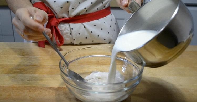 Vierta la mezcla de levadura y azúcar con leche.