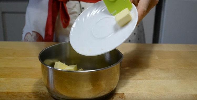Pon la mantequilla en una olla.