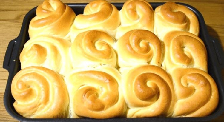 Buns with a filling about half an hour are baked.