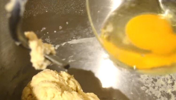 Nous introduisons également un œuf dans la pâte.