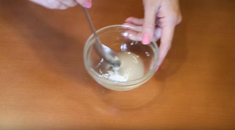 Kombinirajte kipuću vodu sa šećerom od glazure.