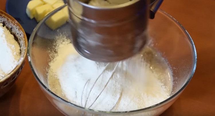Prosijati brašno do tekućih sastojaka.