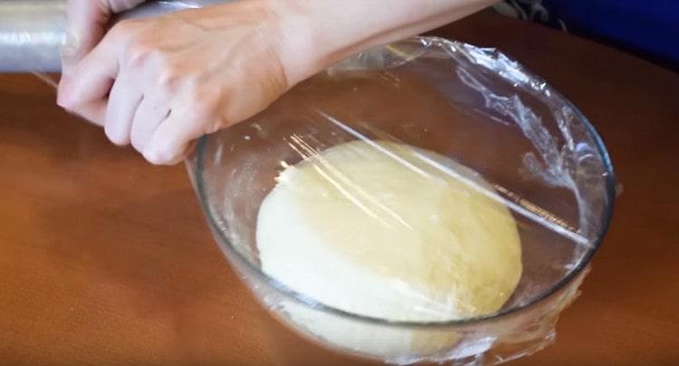 Cover the dough in a bowl with cling film and wait for it to fit.