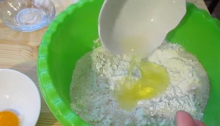 U zdjeli pomiješajte kvasac, sol, šećer, brašno i jaja.