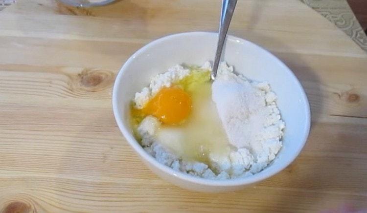 U sir dodajte jaje i šećer. vanilin šećer.