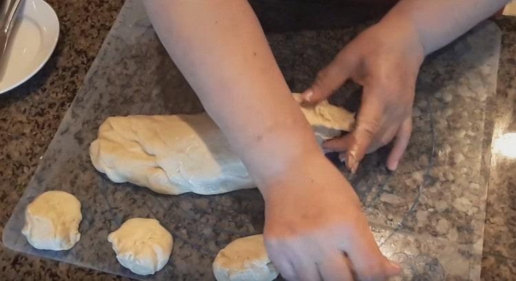 Having formed a roller from the dough, we divide it into portion preparations.