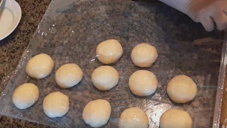 We roll the dough pieces into balls and let them stand for 15 minutes.