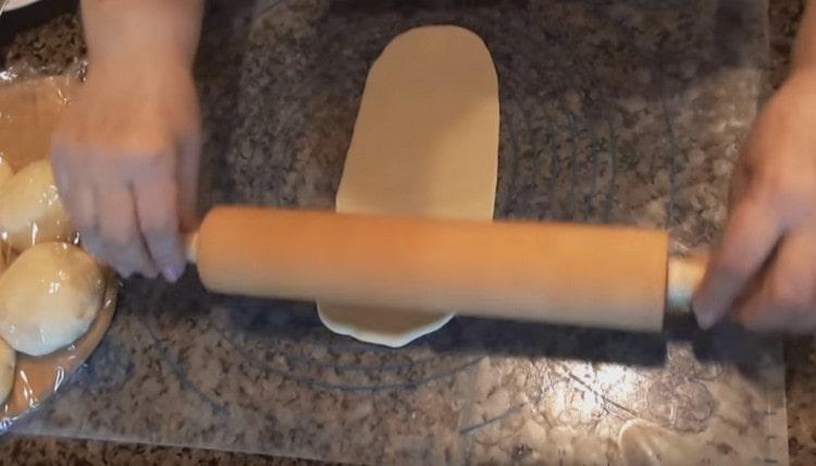 Roll bun blanks into long cakes.